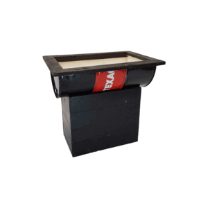 Drankenkoeler oliedrum op een voet van steigerhout zwart